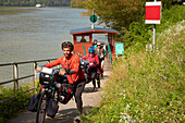 Cyclists at the cyclists' ferry at Au , Schlögener Schlinge , River Danube , Oberösterreich , Upper Austria , Austria , Europe