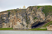 Blick auf Steilküste und die Kirche von Harsova , Rumänien , Donau , Europa