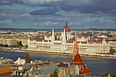 Budapest , Blick von der Fischerbastion zum Parlamentsgebäude in Pest , Donau , Ungarn , Europa