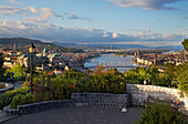 Blick vom Gellertberg über Budapest mit Burgpalast , Donau , Ungarn , Europa