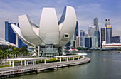 Singapore, view of Marina Bay and the Art Sience Museum.