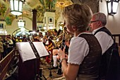 Germany, Bavaria, Munich, Hofbrauhaus, oldest beerhall in Munich, built in 1644, oom-pah band.