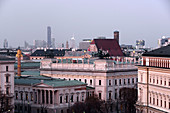 Blick von der Dachbar des 25hours-Hotel über die Josefsstadt bis zur Uno-City, Wien, Österreich