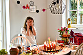 Mädchen an gedecktem Frühstückstisch Tisch bei Teenager Geburtstag von 14 jährigem Mädchen in Hamburg, Deutschland