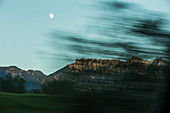 Blick aus einem fahrenden Auto zu einem Berg und Mond, Lago Maggiore, Tessin, Schweiz