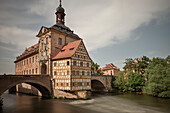 das Bamberger Alte Rathaus inmitten der Regnitz, Bamberg, Region Franken, Bayern, Deutschland, UNESCO Welterbe Langzeitbelichtung