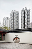 alter chinesischer Mann praktiziert Tai Chi Qigong in einem Tempel vor modernen Sozialwohnungen, Satelittenstadt Tin Shu Wai, Hongkong, China, Asien