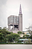 kuriose Kirche mit ungewöhnlicher Architektur hinter einem Sportplatz, Kowloon, Hongkong, China, Asien