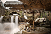 geöffnete Kugelmühle in einem Bach bei Neidlingen, Wasserfall Langzeitbelichtung, Schwäbische Alb, Baden-Württemberg, Deutschland