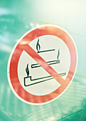 Verbotsschild für ein Rauchverbot worauf Pfeife, Zigarette und Streichholz abgebildet sind, Weizenkorn Spielzeugmanufaktur, Basel, Schweiz