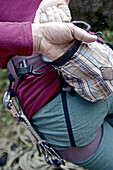 Junge Kletterin benutzt ihr Magnesium für ihre Haende, Pottenstein, Franken, Deutschland