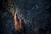 Hand eines Kletterers an einer Felswand, Schwaerzer Wand, Bayern, Deutschland