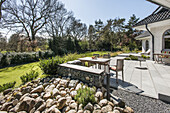 Blick in den Garten und Terrasse einer modernen Einfamilienvilla in Hamburg, Norddeutschland, Deutschland