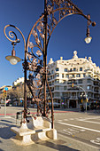 Laterne vor dem Casa Milà, Passeig de Gràcia, Barcelona, Katalonien, Spanien