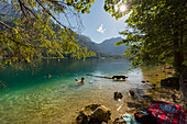 junge Frau mit zwei Kindern, schwarzer Hund, Vorderer Langbathsee, Höllengebirge, Salzkammergut, Oberösterreich, Österreich