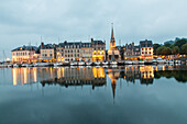 Alter Hafen, Hafenbecken, Abend, blaue Stunde, Jachthafen, Segelboote, Segeljacht, Kai, Marina, Honfleur, Calvados, Normandie, Frankreich