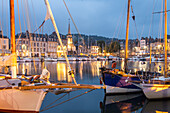 Alter Hafen, Hafenbecken, Abend, blaue Stunde, Jachthafen, Segelboote, Segeljacht, Kai, Marina, Honfleur, Calvados, Normandie, Frankreich
