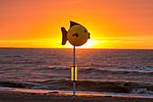 Plastikfisch vor untergehender Sonne, Küste, Meer, Strand, Sonnenuntergang, Fisch, Treffpunkt, Normandie, Frankreich