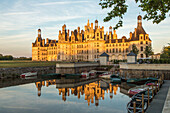 Schloss de Chambord, Loire Region, Sonnenuntergang, Spiegelung, Wasserschloss, Renaissance, eines der prächtigsten Loireschlösser, Prunk, Jagdschloss, Abendlicht, Unesco Weltkulturerbe, Centre-Val-de-Loire, Frankreich