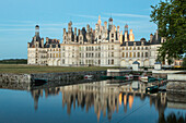 Schloss de Chambord, Loire Region, Sonnenuntergang, blaue Stunde, Spiegelung, Wasserschloss, Renaissance, eines der prächtigsten Loireschlösser, Prunk, Jagdschloss, Abendlicht, Unesco Weltkulturerbe, Centre-Val-de-Loire, Frankreich