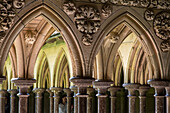 Klostergang, Kreuzgang Detail, Doppelreihe, Säulen, Le Mont-Saint-Michel Weltkulturerbe UNESCO, Felseninsel, Normandie, Frankreich