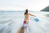 Junge Surferin läuft ins Meer/ Sao Tome, Sao Tome und Príncipe, Afrika