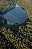 Luftaufnahme, Alatsee, Waldsee bei Füssen, Naturschutzgebiet, Allgäu, Bayern, Deutschland