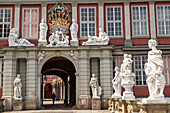 Schloss Wolfenbüttel, Wasserschloss, barock, Eingang, beherbergt auch Gymnasium, Wolfenbüttel, Niedersachsen, Deutschland