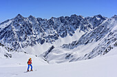 Frau auf Skitour steigt zum Winnebacher Weißerkogel auf, Lüsenser Fernerkogel im Hintergrund, Winnebacher Weißerkogel, Sellrain, Stubaier Alpen, Tirol, Österreich