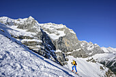 Frau auf Skitour steigt ins Hochglückkar auf, Eiskarlspitze und Spritzkarspitze im Hintergrund, Hochglückkar, Eng, Naturpark Karwendel, Karwendel, Tirol, Österreich