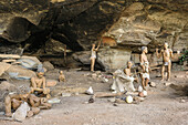Main Cave mit künstlichen Figuren der San, Main Cave, Giant's Castle, Drakensberge, uKhahlamba-Drakensberg Park, UNESCO Welterbe Maloti-Drakensberg-Park, KwaZulu-Natal, Südafrika