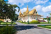 The Throne Hall is the primary audience hall of the King, used for coronations and diplomatic and other official meetings. The central, 59 meter spire is topped with the white, four-faced head of Brahma. The Royal Palace complex, Daun Penh District, Phnom