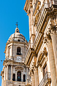 Fassade der Kathedrale Santa Iglesia Catedral Basílica de la Encarnación, mit dem Glockenturm, Malaga, Andalusien, Spanien
