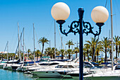 Der Hafen in einem typischen Badeort mit Palmen und Yachten, Benalmádena, Andalusien, Spanien