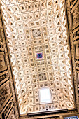 Die Decke in einem der vielen Räume in der Kathedrale im historischen Zentrum, Sevilla, Andalusien, Provinz Sevilla, Spanien