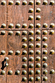 Eine alte Holztür mit Metallbeschlägen, Granada, Andalusien, Spanien