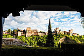 Blick auf die Alhambra vom gegenüberliegenden Stadtteil San Pedro, Granada, Andalusien, Spanien