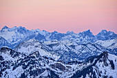 Spitzinggebiet und Karwendel in der Morgendämmerung, vom Wendelstein, Mangfallgebirge, Bayerische Alpen, Oberbayern, Bayern, Deutschland