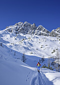Frau auf Skitour steigt zur Hochalm auf, Blaueisspitze im Hintergrund, Hochalm, Hochkalter, Nationalpark Berchtesgaden, Berchtesgadener Alpen, Berchtesgaden, Oberbayern, Bayern, Deutschland