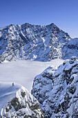 Person auf Skitour steigt auf Schneekuppe vor Watzmann auf, Hochalm, Hochkalter, Nationalpark Berchtesgaden, Berchtesgadener Alpen, Berchtesgaden, Oberbayern, Bayern, Deutschland