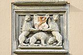 Skulptur mit drei Löwen und Passauer Stadtwappen mit Rotem Wolf, Rathaus, Passau, Donauradweg, Niederbayern, Bayern, Deutschland