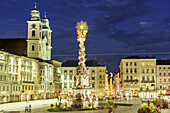 Beleuchteter Hauptplatz mit Alter Dom und Dreifaltigkeitssäule, Linz, Donauradweg, Oberösterreich, Österreich