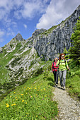 Zwei Frauen beim Wandern am Gabelschrofensattel, Gabelschrofensattel, Ammergauer Alpen, Ammergebirge, Ostallgäu, Allgäu, Schwaben, Bayern, Deutschland