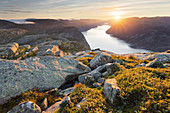 Sonnenaufgang über dem Lysefjord, Rogaland, Norwegen