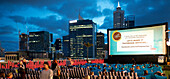 Das Rooftop Cinema auf dem obersten Geschoss einer Parkgarage gegenüber der City, Perth, Australien