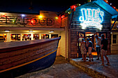 Joe's Fish Shack is one of the institutions at the fishing harbour of Freemantle