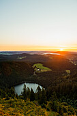 Ausblick zum Feldsee nach Osten, Sonnenaufgang, Feldberg, Schwarzwald, Baden-Württemberg, Deutschland