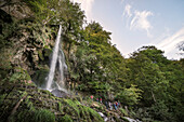 Wanderer besichtigen Bad Uracher Wasserfall, Bad Urach, Landkreis Reutlingen, Schwäbische Alb, Baden-Württemberg, Deutschland