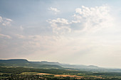 Blick vom Aussichtsturm der Burg Staufeneck auf den Albtrauf, Landkreis Göppingen, Schwäbische Alb, Baden-Württemberg, Deutschland