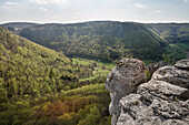 Blick in das Tal bei der Staufer Burg Ruine Reußenstein, Neidlingen, Landkreis Esslingen, Schwäbische Alb, Baden-Württemberg, Deutschland